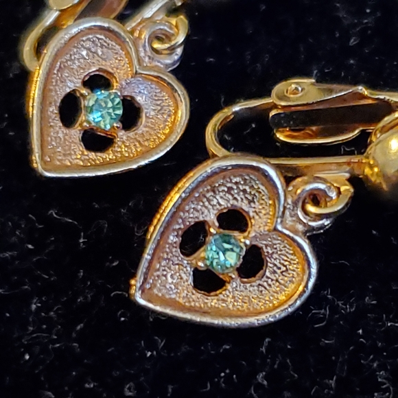 Vintage Jewelry - Vintage La Rue clips goldtone clip earrings hearts with green stones
